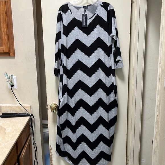 Dresses & Skirts - Black Gray Chevron Print Dress 3/4 Sleeve with pockets Size Small NWT